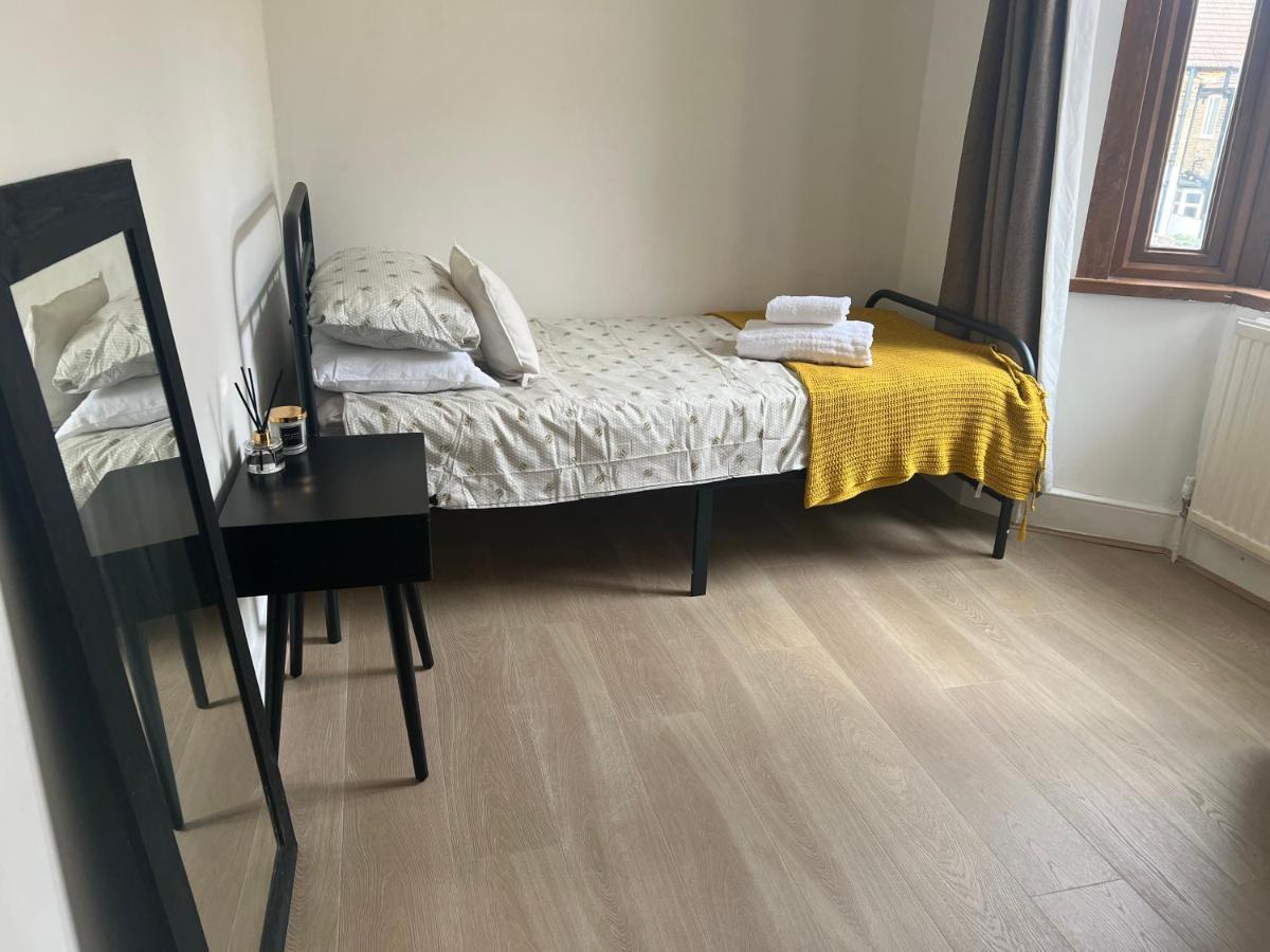 Hotel The Leyton Oasis Londra Esterno foto